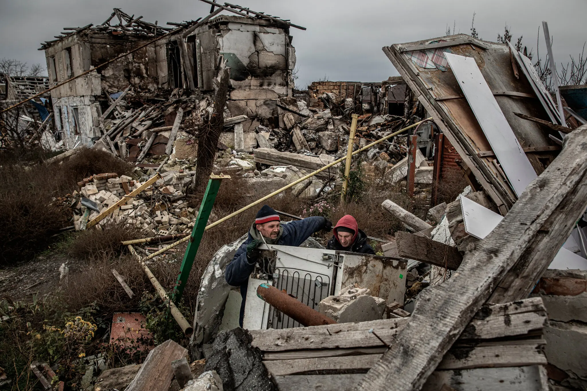 Порятунок холодильника з руїн будинку в південному селі Посад-Покровське 3 грудня.